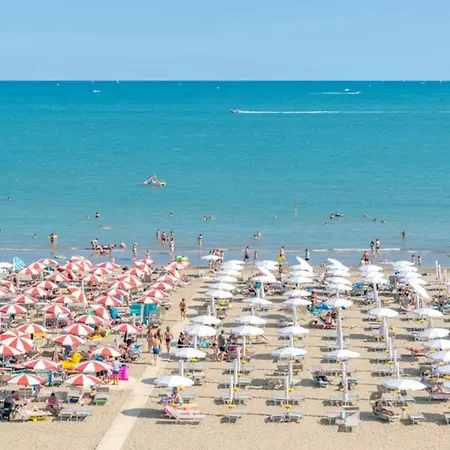 Located Just Steps From The Sea شقة كاوْرلي
